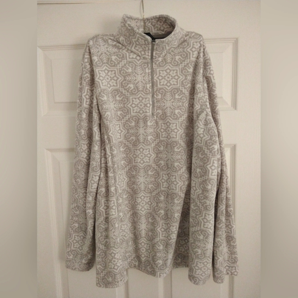Like new Lands End fleece, 1/4 zip, soft gray color.